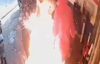 Motosikletteki yangına yanıcı maddeyle müdahale edince alevlerin arasında kaldılar: O anlar kamerada