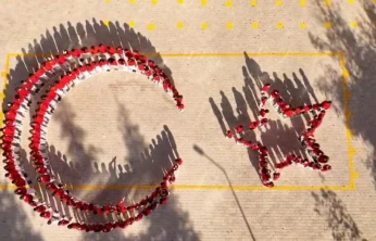 Öğrencilerin ay-yıldız koreografisi büyük beğeni topladı