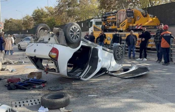 Otomobil karşı şeride geçerek ters döndü: 2 yaralı