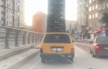 Otomobilin tavanında sebze kasaları taşıdı, trafiği tehlikeye attı