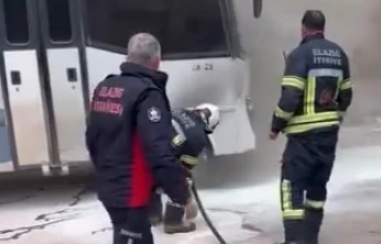 Park halindeki midibüs alev aldı