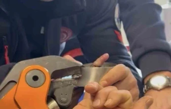 Parmağı çelik küllüğe sıkışan bebeğin imdadına itfaiye yetişti