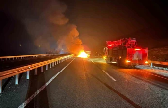 Römorka çarpan otomobil alev topuna döndü: 2 yaralı