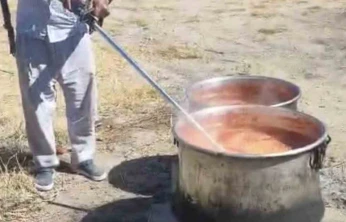 Salçayı ot biçme makinesi ile karıştırdı