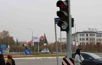 Türkiye'de ilk uygulama: Trafik sinyalizasyonlarında 'Şiddete Hayır' ve 'Kadına Saygı' mesajı