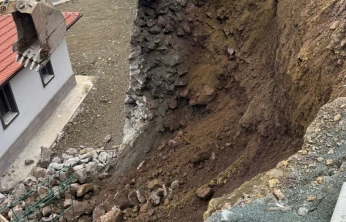 Yeni Teslim Edilen Deprem TOKİ Konutlarında İstinat Duvarı Çöktü