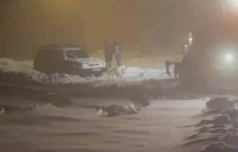 Yoğun kar yolu kapattı, ekipler mahsur kalan araca ulaştı