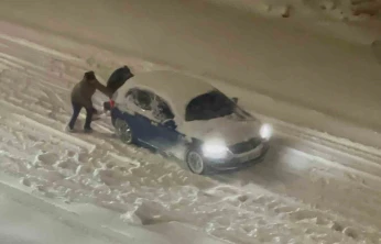 Yolda kalan araçları el birliğiyle çıkardılar