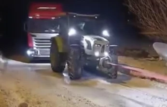 Yolda kalan tır, konvoy halinde çekilerek kurtarıldı