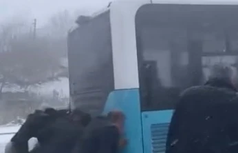 Yolda kalan yolcu otobüsünün yardımına vatandaşlar yetişti