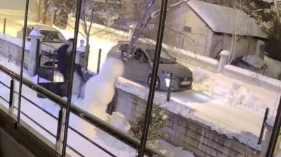 Aracından indi kardan adamı yıkıp gitti