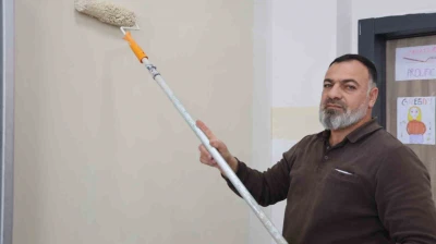 Bir babanın vefası: Şehit oğlunun adını taşıyan okulu kendi elleriyle yeniliyor