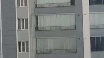 Çatıdaki karı temizlerken hayatını hiçe saydı