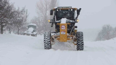 Elazığ'da 384 köy yolunda çalışmalar sürüyor