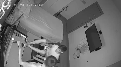 Elazığ'da deprem anı kamerada: Biri panik yaptı, diğeri oyuna devam etti