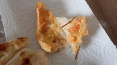 Elazığ'da ekmeğin içerisinden odun parçaları çıktı