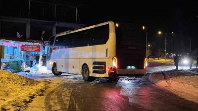 Elazığ'da facianın eşiğinden dönüldü: Otobüs devrilmekten son anda böyle kurtuldu