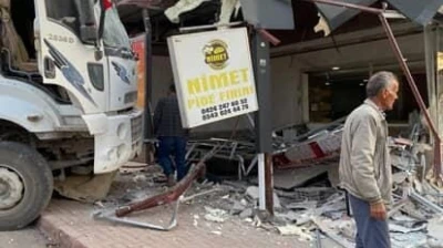 Elazığ'da freni patlayan kamyon fırına daldı