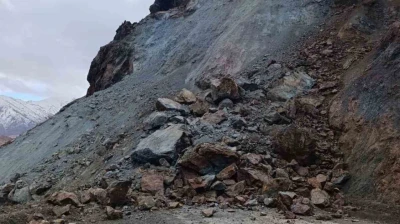 Elazığ'da heyelan yolu kapadı