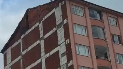 Elazığ'da inşaat işçisinin tehlikeli çalışması