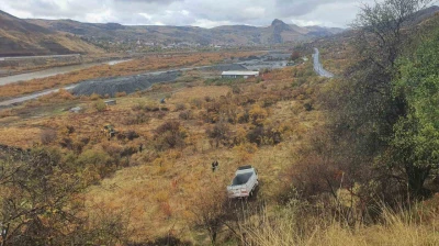 Elazığ'da kamyonet şarampole uçtu