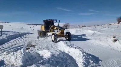 Elazığ'da kapalı köy yollarında çalışmalar sürüyor