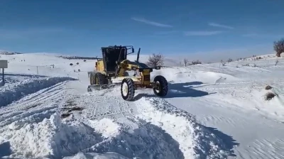 Elazığ'da kapalı köy yollarında çalışmalar sürüyor