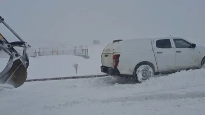 Elazığ'da karda mahsur kalan araçlar kurtarıldı