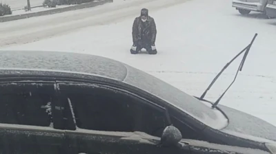 Kar yağışını görünce cadde ortasında secde etti