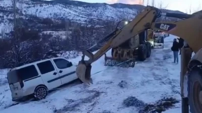 Karda mahsur kalan araç, ekipler tarafından kurtarıldı