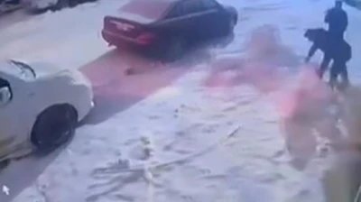 Kardan adama kafa attı