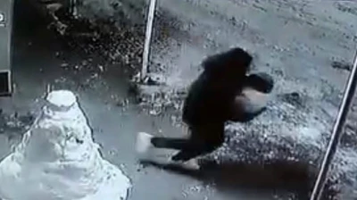 Kardan adamın kafasını çaldılar, o anlar kamerada