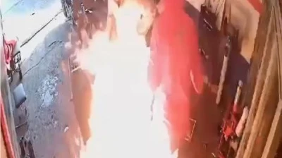 Motosikletteki yangına yanıcı maddeyle müdahale edince alevlerin arasında kaldılar: O anlar kamerada