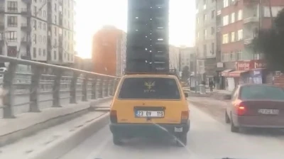 Otomobilin tavanında sebze kasaları taşıdı, trafiği tehlikeye attı