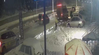 Park halindeki araçlara çarpıp kaçtı: o anlar kamerada