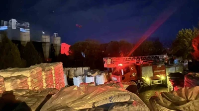 Yalıtım fabrikasında yangın: 16 kişi dumandan etkilendi