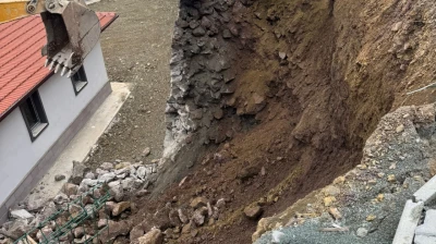 Yeni Teslim Edilen Deprem TOKİ Konutlarında İstinat Duvarı Çöktü