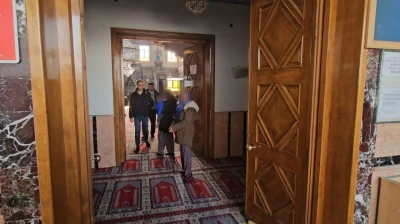 Zabıtayı gören dilenciler camiye kaçıp cemaatin arasına karıştı