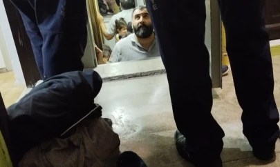 Asansörde kalan aileyi ekipler kurtardı