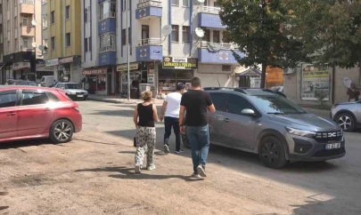 Balkona çıkıp atlamak istedi, polis ekiplerince ikna edildi