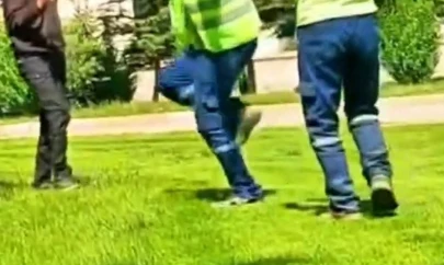 Davulun sesini duyan temizlik görevlileri, oynamaya başladı