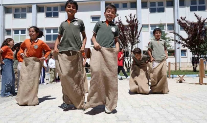 Elazığ'da 'Geleneksel Oyun Tırı' çocukları doyası eğlendirdi