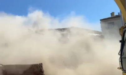 Elazığ'da ağır hasarlı yapıların yıkımları sürüyor