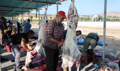 Elazığ'da bayram namazını kılan vatandaşlar, kurbanlarını kesti