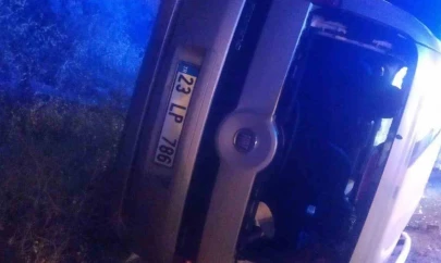 Elazığ'da hafif ticari araç yan yattı: 2 yaralı