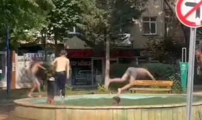 Elazığ'da havalar ısındı, çocuklar süs havuzuna akın etti