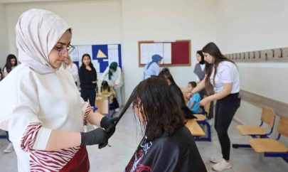 Elazığ'da köy okulu öğrencilerine büyük jest: Bayram öncesi saçlarını kesip bakımlarını yaptılar