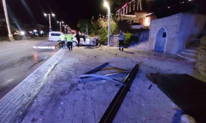 Elazığ'da otomobil durağa çarptı: 1 yaralı
