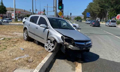 Elazığ'da otomobil refüje çıktı: 4 yaralı