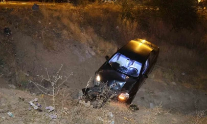 Elazığ'da otomobil şarampole uçtu: 5 yaralı